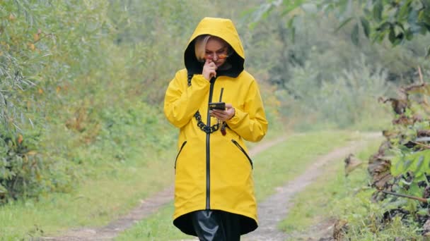 Kobieta Turystka Zgubiła Się Lesie Patrzy Mapę Telefonie Turyści Gotowi — Wideo stockowe