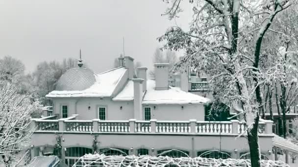 雪に覆われたテラス付きの大きな家 冬の家とテラス — ストック動画