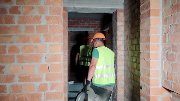 Prace Wykończeniowe Wnętrz Malarzy Tynkarzy Budowach Pracownicy Przemieszczają Się Między — Wideo stockowe