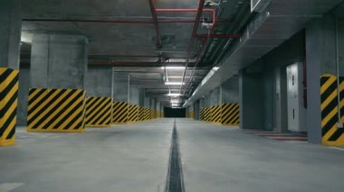 Arabasız büyük bir yer altı otoparkı. Araba olmayan bir binada ya da alışveriş merkezinde.