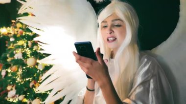 Angel telefonda konuşuyordu. Melek kılığında bir peri masalı kahramanıyla telefonda konuşmak.