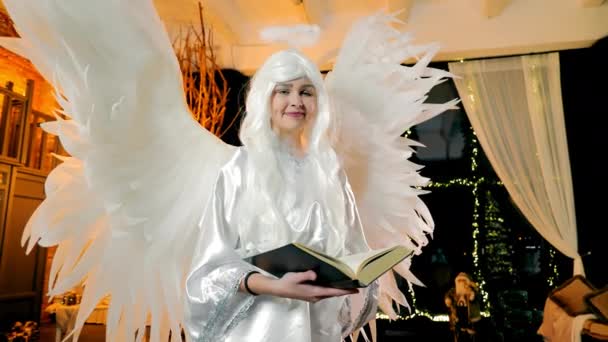 Žena Andělském Kostýmu Anděl Knihou Rukou Báječný Novoroční Hrdina Anděl — Stock video