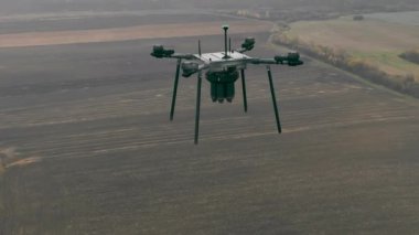 Fişekleri kaldıran bir askeri hava aracı. İnsansız hava araçları savaşta kullanılır..