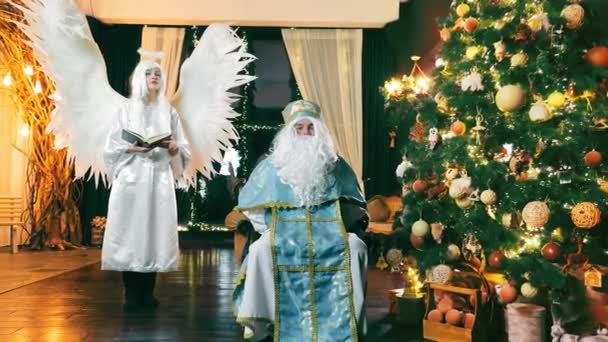 Feliciteer Sint Nicolaas Angelik Buurt Van Kerstboom Met Kerstvakantie — Stockvideo