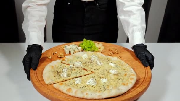 テーブルの上にチーズの種類の異なる自家製ピザ — ストック動画