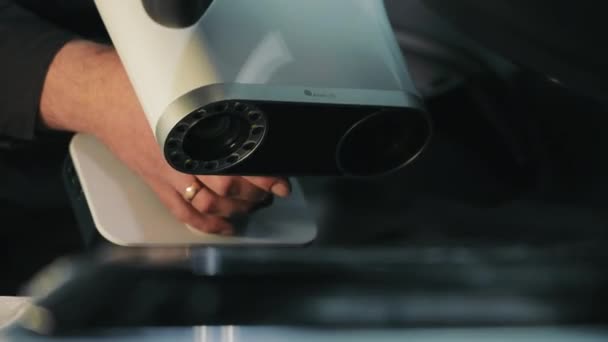 操作一个手动3D扫描仪 汽车内部的近距离激光扫描 — 图库视频影像