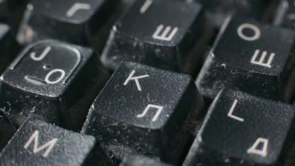 Close Old Keyboard Dilapidated State Dirty Keyboard Latin Cyrillic Letters — Wideo stockowe