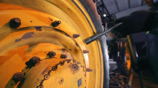 Maintenance Large Sized Equipment Master Tightens Tractor Wheel Nuts — Vídeo de stock