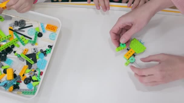 子供はレゴで遊んでプログラム可能なロボットを作成します ロボット工学のクローズアップ — ストック動画
