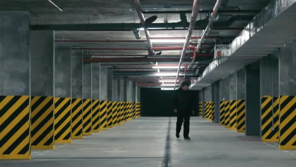 Ochroniarz Podziemnym Parkingu Duży Podziemny Parking Bez Samochodów Mężczyzna Sprawdza — Wideo stockowe