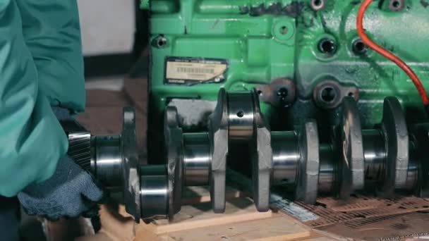 Ремонт Вантажного Двигуна Автомобілісти Встановлюють Колінчастий Вал Двигун — стокове відео