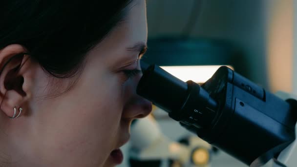 Primer Plano Los Ojos Investigador Que Mira Microscopio Investigación Laboratorio — Vídeos de Stock