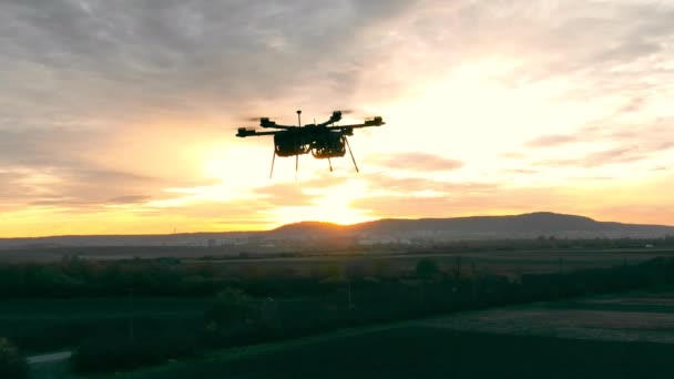 创新与科技与无人驾驶飞机 日落时的农产工业无人机 — 图库视频影像