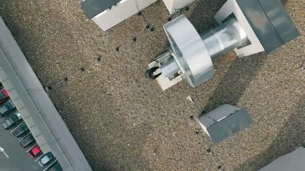 维修大型通风工业装置 工程师检查企业屋顶上的通风装置 顶视图 — 图库视频影像
