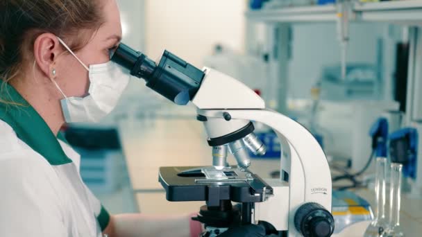 Женщина Ученый Научно Исследовательской Лаборатории Изучает Бактерии Микробы Микроскопом — стоковое видео