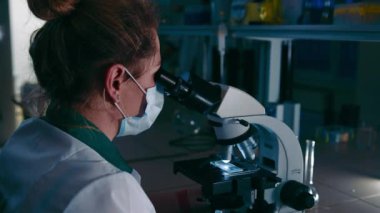 Işıklar kapalıyken laboratuvarda çalış. Mikroskop ile kimyasal reaksiyonların incelenmesi