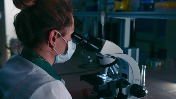 在实验室工作 用显微镜检查化学试剂样品 — 图库视频影像
