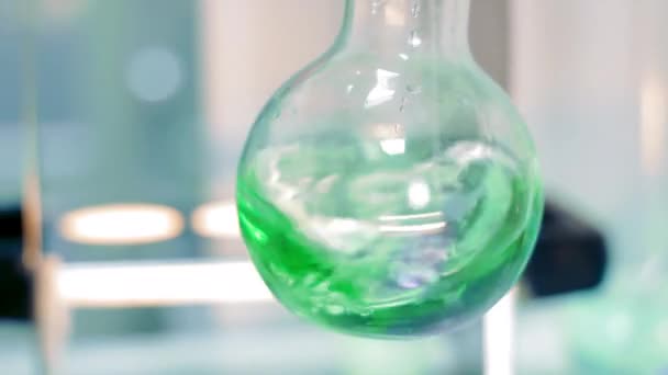 Blanda Kemikalier Kolv Färgförändring Och Kemiska Reaktioner Experiment Laboratoriet — Stockvideo