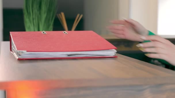 Seorang Akuntan Perempuan Mengambil Folder Dengan Dokumen Dari Tabel Close — Stok Video