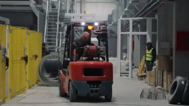 Tesisin içindeki bir forklift kamyonunun işi..