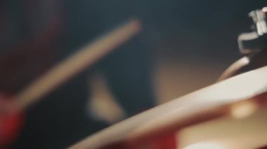 Parmakları Yakın Çekimde Davul Çalıyor.