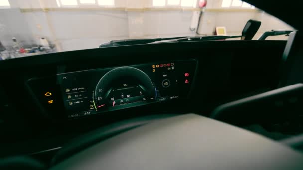 Deska Rozdzielcza Samochodu Podczas Uruchamiania Silnika Ciężarówki — Wideo stockowe