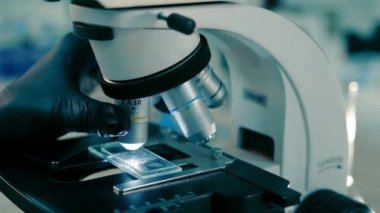 Mikroskop lensini değiştiriyorum. Örnekleri mikroskop altında incelemek için yakın plan