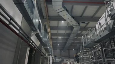 Büyük bir prodüksiyonun içinde çakışma. İletişim ve havalandırmanın en üst görüntüsü.