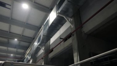 Büyük bir şirkette havalandırma boruları. Fabrikada hava filtresi