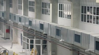 Büyük bir prodüksiyonun içinde çakışma. İletişim ve havalandırma görüntüsü.