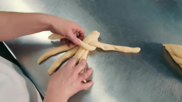 Пекар Замінює Тісто Вручну Виготовлення Плетеної Булочки Тісто Ручної Роботи — стокове відео