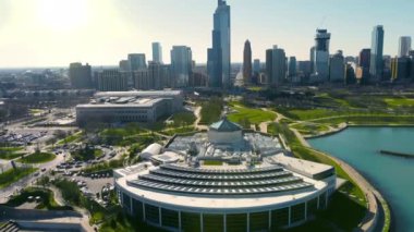 Chicago 'daki Shedd Akvaryumu' nun üstünde. Chicago şehir merkezinde güneşli bir gün. Arka planda gökdelenlerin silueti