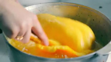 Çok sayıda yumurta çırpıyor. Dayak yiyen yumurtalara yakın çekim