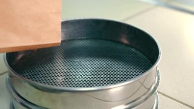 Soya fasulyesi ve tahıl filtresi. Tahıl kesirini elemek için filtreye soya fasulyesi döküyorum. Çiğ soya çekirdekleri üst görünüm