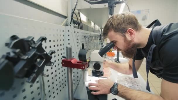 Diagnostic Des Injecteurs Diesel Microscope Capitaine Examine Buse Microscope Pour — Video