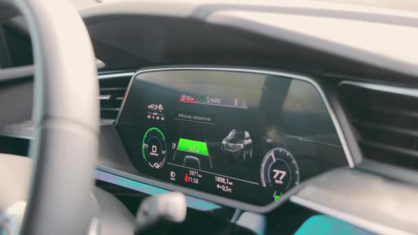 運転中の電気自動車のダッシュボード 車の動きに関する情報を持つ速度計とタコメーター — ストック動画