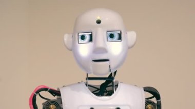 Robotun yakın çekimi. Robotların Başı ve Gözleri Hareket Ediyor. Yapay Zekaya sahip bir İnsansı Robot.