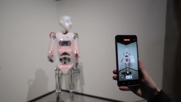 Виставці Представлений Гуманоїдний Робот Стрілянина Телефоном Фотографування Робота Мобільному Телефоні — стокове відео