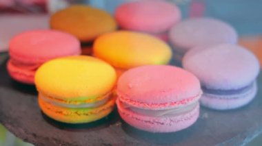 Renkli makarnalar dükkan penceresinde yatıyor. Dükkan vitrininde şekerler