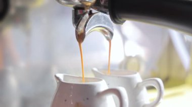 Beyaz bardakta duble kahve hazırlıyorum. Kafede espresso yapıyorum..