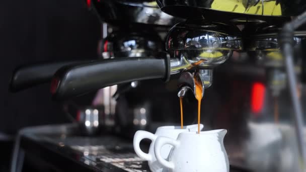 Przygotowanie Podwójnego Espresso Kawiarni Bliska Przygotowanie Kawy Podwójnej Białych Filiżankach — Wideo stockowe