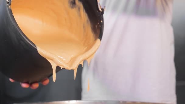 面包师在面团中加入酵母发酵而成的面酵 在面包店揉搓面团 — 图库视频影像