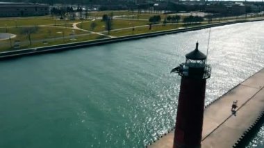 Michigan Gölü kıyılarında duran kırmızı deniz feneri. Göl kenarındaki deniz feneri.