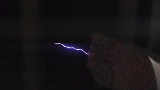 Tesla Bobini Elektrik Boşalması Elektrikli Kavisler Metal Eldivenlere Dokunur — Stok video