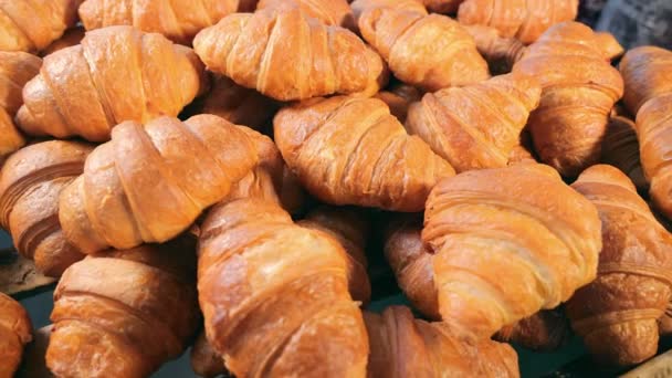 Hjemmelavet Bagning Croissanter Til Morgenmad Friskbagte Franske Croissanter Produktion Bageriet – Stock-video