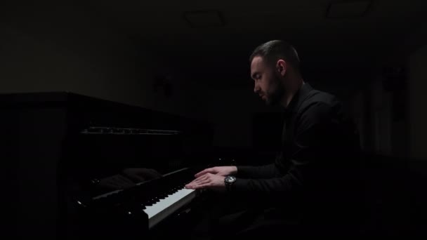 Gra Pianinie Ciemnej Sali Emocjonalna Gra Fortepianie — Wideo stockowe