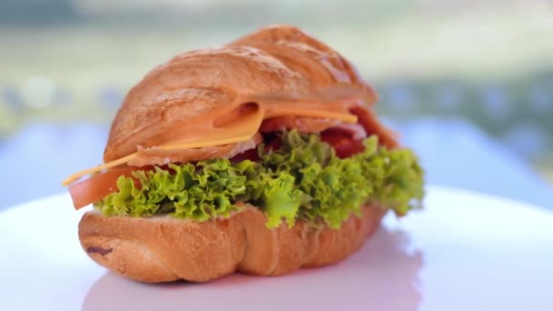 Croissant Śniadanie Wypełnienie Rogalika Zielenią Szynką Zbliżenie Rogalika Obracającego Się — Wideo stockowe