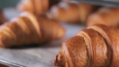 Taze pişmiş Fransız kruvasanı. Pastanede Yapım. Lezzetli hamur işleri. Ev yapımı fırın. Kahvaltı için kruvasan..