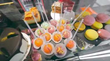 Camların Arkasındaki Pencerede Şekerler