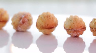 Fındık şekilli kurabiye üzerine tatlı toz serpiştirilmiş 360 platformunda dönüyor..